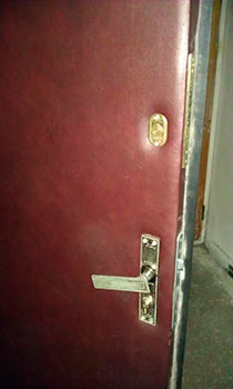 Замки на старой металлической двери