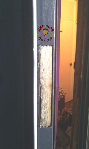 окно в наружной стенке профиля, виден деревянный брус